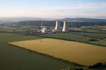 Vue aérienne de Tours de refroidissement de la centrale nucléaire Grohnde à le quartier Grohnde in Emmerthal dans le département Basse-Saxe, Allemagne