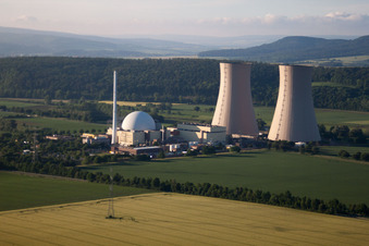 Vue aérienne de Tours de refroidissement de la centrale nucléaire Grohnde à le quartier Grohnde in Emmerthal dans le département Basse-Saxe, Allemagne