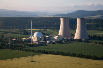 Vue oblique de Blocs réacteurs, structures de tour de refroidissement et installations de la centrale nucléaire - centrale nucléaire - centrale nucléaire Centrale nucléaire Grohnde sur la Weser à le quartier Grohnde in Emmerthal dans le département Basse-Saxe, Allemagne