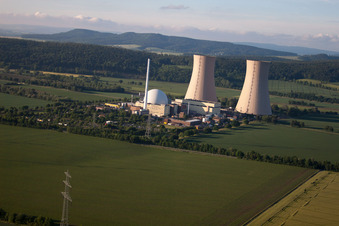 Photographie aérienne de Tours de refroidissement de la centrale nucléaire Grohnde à le quartier Grohnde in Emmerthal dans le département Basse-Saxe, Allemagne