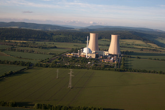 Vue oblique de Tours de refroidissement de la centrale nucléaire Grohnde à le quartier Grohnde in Emmerthal dans le département Basse-Saxe, Allemagne