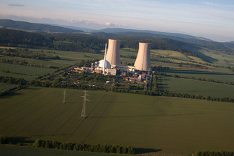 Tours de refroidissement de la centrale nucléaire Grohnde à le quartier Grohnde in Emmerthal dans le département Basse-Saxe, Allemagne d'en haut