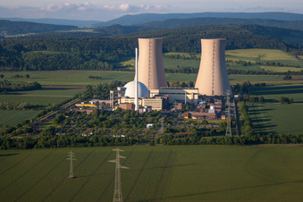 Blocs réacteurs, structures de tour de refroidissement et installations de la centrale nucléaire - centrale nucléaire - centrale nucléaire Centrale nucléaire Grohnde sur la Weser à le quartier Grohnde in Emmerthal dans le département Basse-Saxe, Allemagne d'en haut