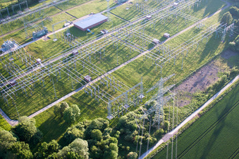 Vue aérienne de Site de la sous-station de conversion de tension et d'alimentation électrique de la centrale nucléaire Grohnde à le quartier Grohnde in Emmerthal dans le département Basse-Saxe, Allemagne