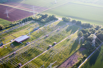 Vue aérienne de Sous-station Grohnde à le quartier Grohnde in Emmerthal dans le département Basse-Saxe, Allemagne