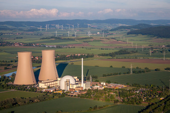 Vue aérienne de Unités de réacteur, structures de tour de refroidissement et installations de la centrale nucléaire - centrale nucléaire - centrale nucléaire Grohnde à le quartier Grohnde in Emmerthal dans le département Basse-Saxe, Allemagne