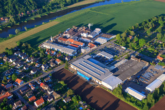 Vue aérienne de Usine chimique de Dr. Paul Lohmann GmbH & Co. KGaA sur les rives de la Weser à le quartier Kirchohsen in Emmerthal dans le département Basse-Saxe, Allemagne