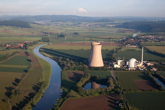 Vue aérienne de Unités de réacteur, structures de tour de refroidissement et installations de la centrale nucléaire - centrale nucléaire - centrale nucléaire Grohnde à le quartier Grohnde in Emmerthal dans le département Basse-Saxe, Allemagne