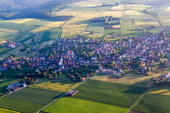 Vue aérienne de Champs agricoles et terres agricoles à Ottenstein dans le département Basse-Saxe, Allemagne