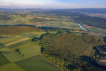 Vue aérienne de Collines sur les rives de la Weser à Ottenstein dans le département Basse-Saxe, Allemagne