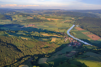 Vue aérienne de Village au bord de la Weser à Brevörde dans le département Basse-Saxe, Allemagne