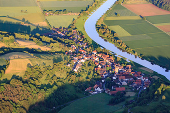 Vue aérienne de Village au bord de la Weser à Brevörde dans le département Basse-Saxe, Allemagne
