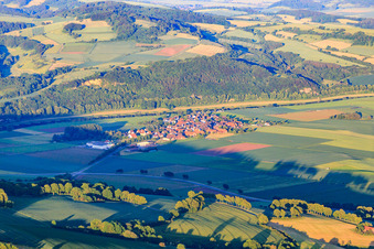 Vue aérienne de Village au bord de la Weser à le quartier Grave in Brevörde dans le département Basse-Saxe, Allemagne