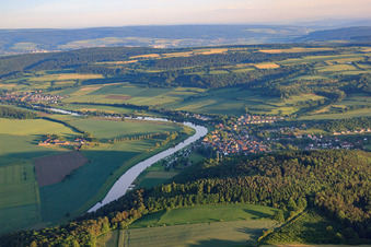 Vue aérienne de Village au bord de la Weser à Polle dans le département Basse-Saxe, Allemagne