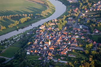 Vue aérienne de Zone riveraine de la rivière Weser à Polle dans le département Basse-Saxe, Allemagne