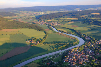 Vue aérienne de Village au bord de la Weser à Polle dans le département Basse-Saxe, Allemagne