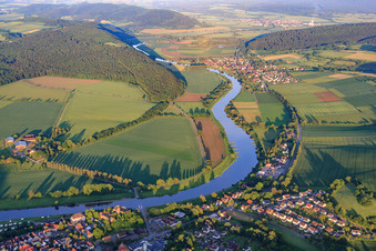Photographie aérienne de Village au bord de la Weser à Polle dans le département Basse-Saxe, Allemagne