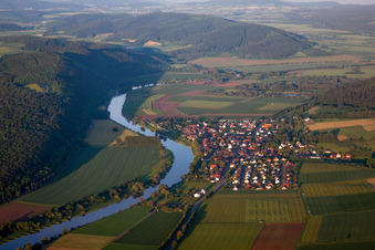 Vue aérienne de Les rives de la Weser à Heinsen dans le département Basse-Saxe, Allemagne