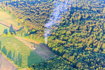 Vue aérienne de Camp de tentes avec feu de camp à Heinsen dans le département Basse-Saxe, Allemagne