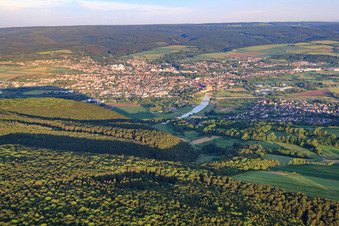 Vue aérienne de Vue de la ville sur les rives de la Weser depuis le nord à Holzminden dans le département Basse-Saxe, Allemagne