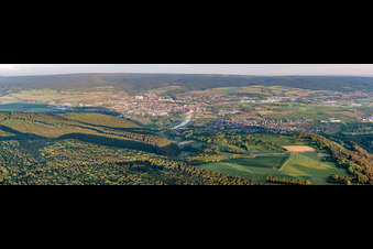 Vue aérienne de Panorama de la ville sur les rives de la Weser depuis le nord à Holzminden dans le département Basse-Saxe, Allemagne