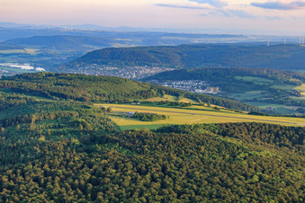 Vue aérienne de Aéroport Höxter-Holzminden (EDVI) depuis le nord à le quartier Albaxen in Höxter dans le département Rhénanie du Nord-Westphalie, Allemagne