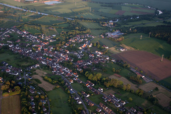 Vue aérienne de Vue des rues et des maisons dans les quartiers résidentiels à le quartier Albaxen in Höxter dans le département Rhénanie du Nord-Westphalie, Allemagne
