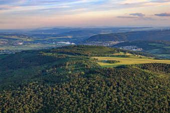Vue aérienne de Aéroport Höxter-Holzminden (EDVI) depuis le nord à le quartier Albaxen in Höxter dans le département Rhénanie du Nord-Westphalie, Allemagne