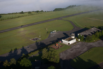 Vue aérienne de Piste et zone de circulation de l'aérodrome Höxter-Holzminden dans la brume matinale sur le Rauschenberg dans le district de Brenkhausen - NRW à le quartier Albaxen in Höxter dans le département Rhénanie du Nord-Westphalie, Allemagne