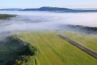Vue aérienne de Piste de l'aérodrome Höxter-Holzminden (EDVI) dans le brouillard matinal à le quartier Albaxen in Höxter dans le département Rhénanie du Nord-Westphalie, Allemagne