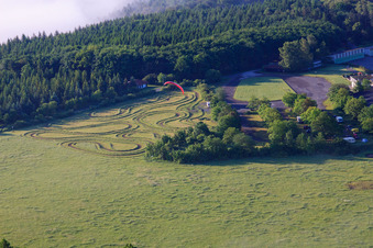 Vue aérienne de Terrain de parachutisme à l'aérodrome Höxter-Holzminden (EDVI) à le quartier Albaxen in Höxter dans le département Rhénanie du Nord-Westphalie, Allemagne