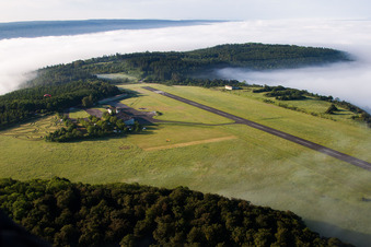 Vue aérienne de Piste et zone de circulation de l'aérodrome Höxter-Holzminden dans la brume matinale sur le Rauschenberg dans le district de Brenkhausen - NRW à le quartier Albaxen in Höxter dans le département Rhénanie du Nord-Westphalie, Allemagne