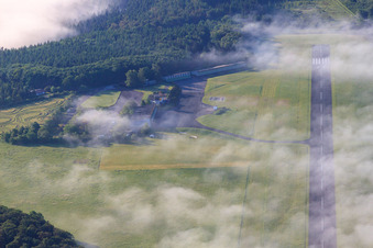 Vue aérienne de Piste de l'aérodrome Höxter-Holzminden (EDVI) dans le brouillard matinal à le quartier Albaxen in Höxter dans le département Rhénanie du Nord-Westphalie, Allemagne