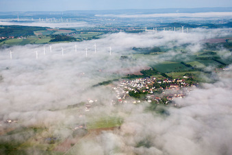 Vue aérienne de Éoliennes (WEA) - parc éolien - sur un champ dans la brume matinale dans le district de Fürstenau à le quartier Bödexen in Höxter dans le département Rhénanie du Nord-Westphalie, Allemagne