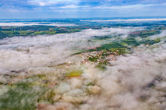 Vue aérienne de Place dans le brouillard devant le parc éolien Fürstenau à le quartier Fürstenau in Höxter dans le département Rhénanie du Nord-Westphalie, Allemagne