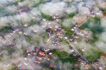 Vue aérienne de Place dans le brouillard à le quartier Bödexen in Höxter dans le département Rhénanie du Nord-Westphalie, Allemagne