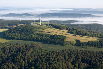 Vue aérienne de Tour de télécommunication Köterberg et installation radio STOB791884 et STOB790269 sur le Köterberg à le quartier Köterberg in Lügde dans le département Rhénanie du Nord-Westphalie, Allemagne