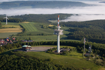 Vue aérienne de Tour de télécommunication Köterberg et installation radio STOB791884 et STOB790269 sur le Köterberg à le quartier Köterberg in Lügde dans le département Rhénanie du Nord-Westphalie, Allemagne