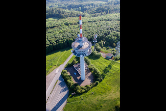 Vue aérienne de Tour radio et émetteur au sommet du massif montagneux Köterberg à le quartier Köterberg in Lügde dans le département Rhénanie du Nord-Westphalie, Allemagne