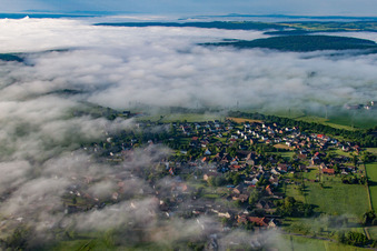 Vue aérienne de Placer derrière les nuages à le quartier Fürstenau in Höxter dans le département Rhénanie du Nord-Westphalie, Allemagne