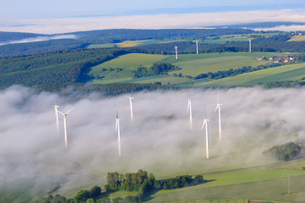 Vue aérienne de Les rotors du parc éolien Fürstenau dépassent des nuages bas à le quartier Fürstenau in Höxter dans le département Rhénanie du Nord-Westphalie, Allemagne