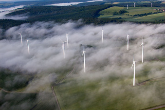 Vue aérienne de Éoliennes encastrées dans une couche de brouillard due aux conditions météorologiques dans un champ à le quartier Fürstenau in Höxter dans le département Rhénanie du Nord-Westphalie, Allemagne