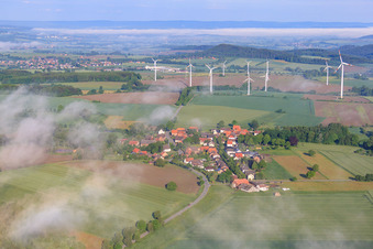 Vue aérienne de Parc éolien de Vörden derrière le village à le quartier Hohehaus in Marienmünster dans le département Rhénanie du Nord-Westphalie, Allemagne
