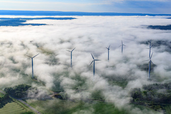 Vue aérienne de Les rotors du parc éolien Fürstenau dépassent des nuages bas à le quartier Fürstenau in Höxter dans le département Rhénanie du Nord-Westphalie, Allemagne