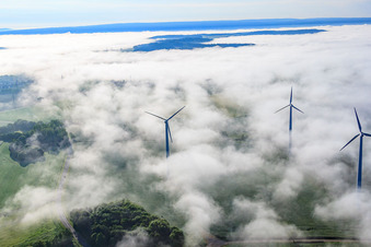 Photographie aérienne de Les rotors du parc éolien Fürstenau dépassent des nuages bas à le quartier Fürstenau in Höxter dans le département Rhénanie du Nord-Westphalie, Allemagne