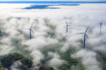 Vue oblique de Les rotors du parc éolien Fürstenau dépassent des nuages bas à le quartier Fürstenau in Höxter dans le département Rhénanie du Nord-Westphalie, Allemagne