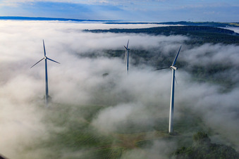 Les rotors du parc éolien Fürstenau dépassent des nuages bas à le quartier Fürstenau in Höxter dans le département Rhénanie du Nord-Westphalie, Allemagne vue d'en haut