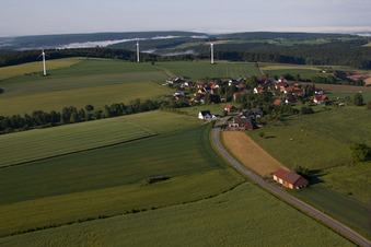 Vue aérienne de Éoliennes (WEA) - éoliennes - dans un champ du quartier Bremerberg à Marienmünster à Bremerberg dans le département Rhénanie du Nord-Westphalie, Allemagne