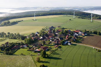 Vue aérienne de Éoliennes (WEA) - éolienne - dans un champ à le quartier Bremerberg in Marienmünster dans le département Rhénanie du Nord-Westphalie, Allemagne