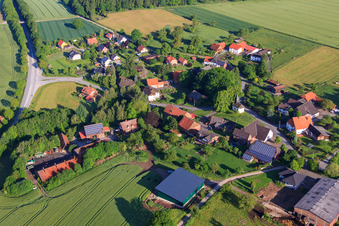 Vue aérienne de Vue du village depuis le sud-est à le quartier Eilversen in Marienmünster dans le département Rhénanie du Nord-Westphalie, Allemagne